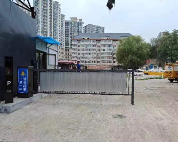 南內環(huán)祥意駕校車牌識別通道閘安裝